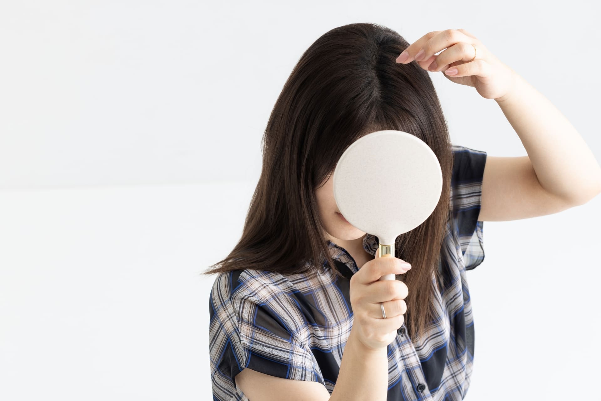 髪質改善でアホ毛を解決！原因別の対策とツヤ髪を保つケア方法