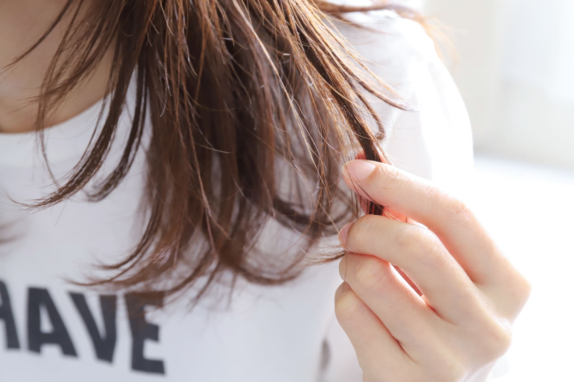 枝毛を見つけたらどうする？絶対にやってはいけないNG対処法と解決策